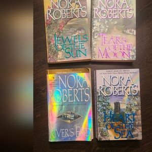 ❤️NORA ROBERTS trilogy